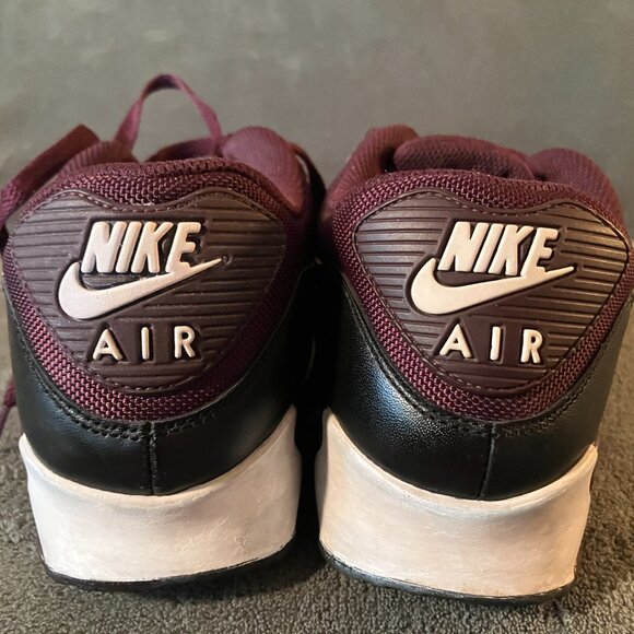 Men’s Authentic Nike Air Max SNEAKERS, Size 8.5, Wine/Black Color, Great Shape